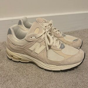 New Balance 2002 unisex sneakers in off-white Size 9 women’s